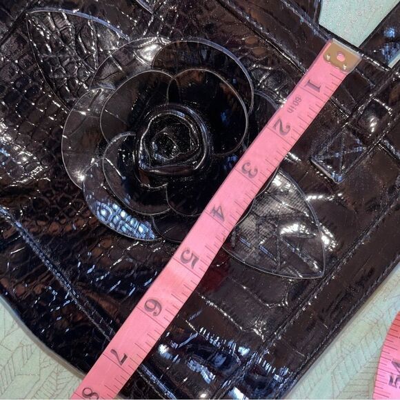 Black alligator-look vinyl purse w/ 3-D flowe design. Magnetic closure snap - Picture 7 of 10